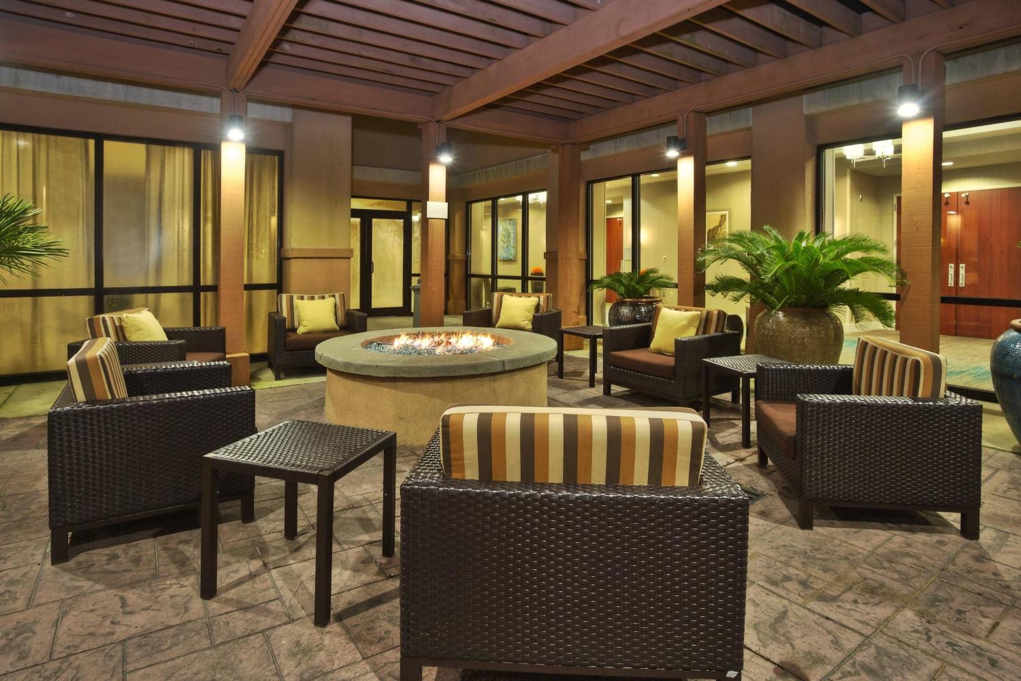 Courtyard By Marriott Gulfport Beachfront Exterior photo