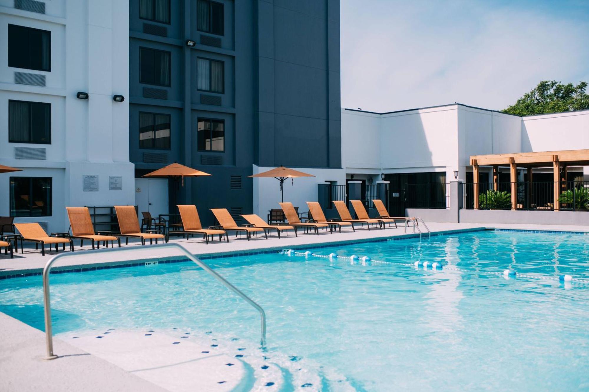 Courtyard By Marriott Gulfport Beachfront Exterior photo