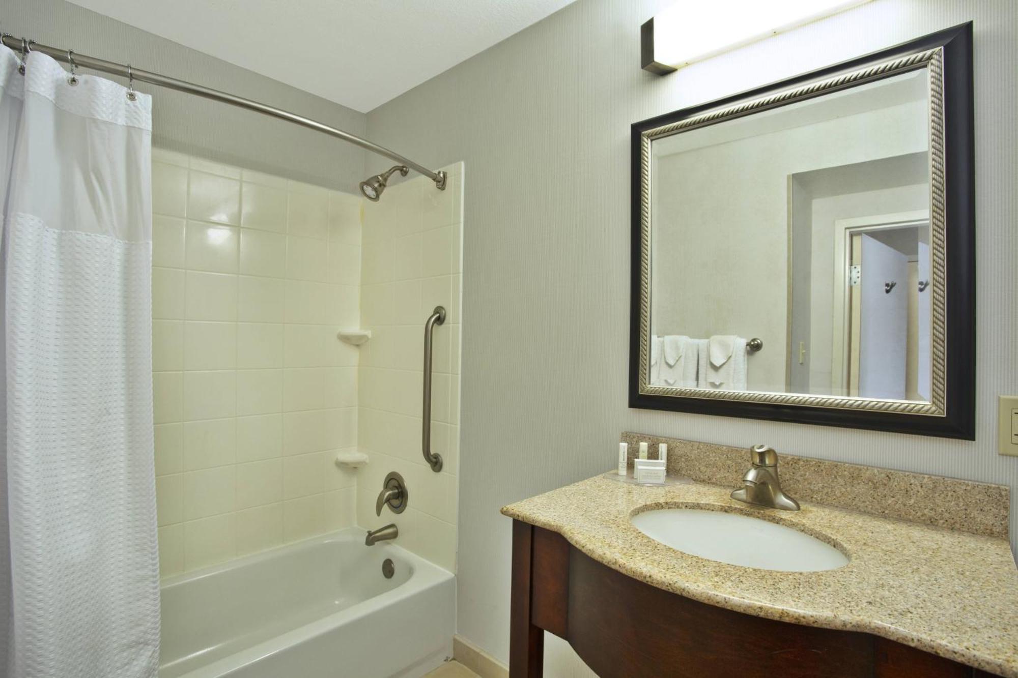 Courtyard By Marriott Gulfport Beachfront Exterior photo