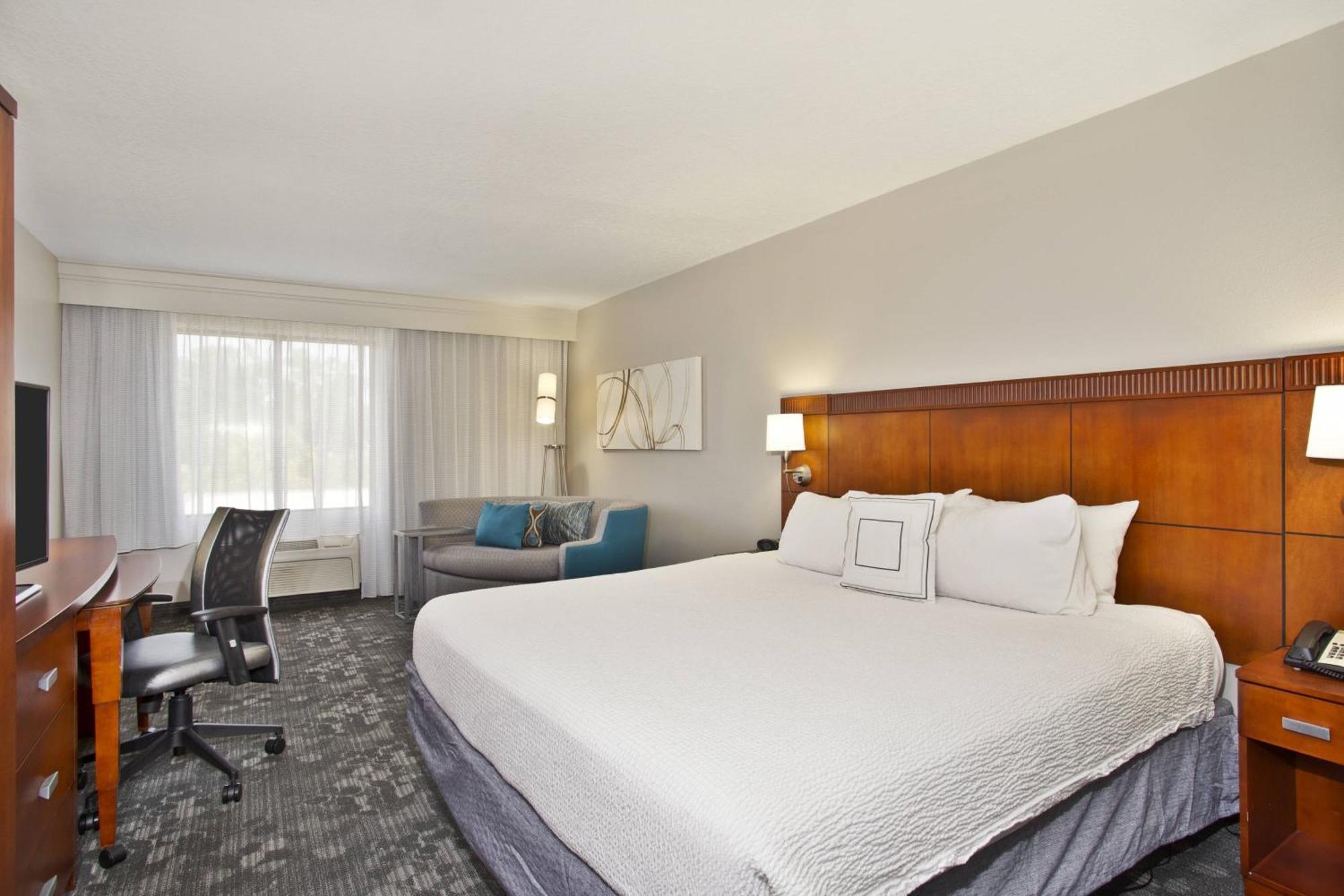 Courtyard By Marriott Gulfport Beachfront Exterior photo