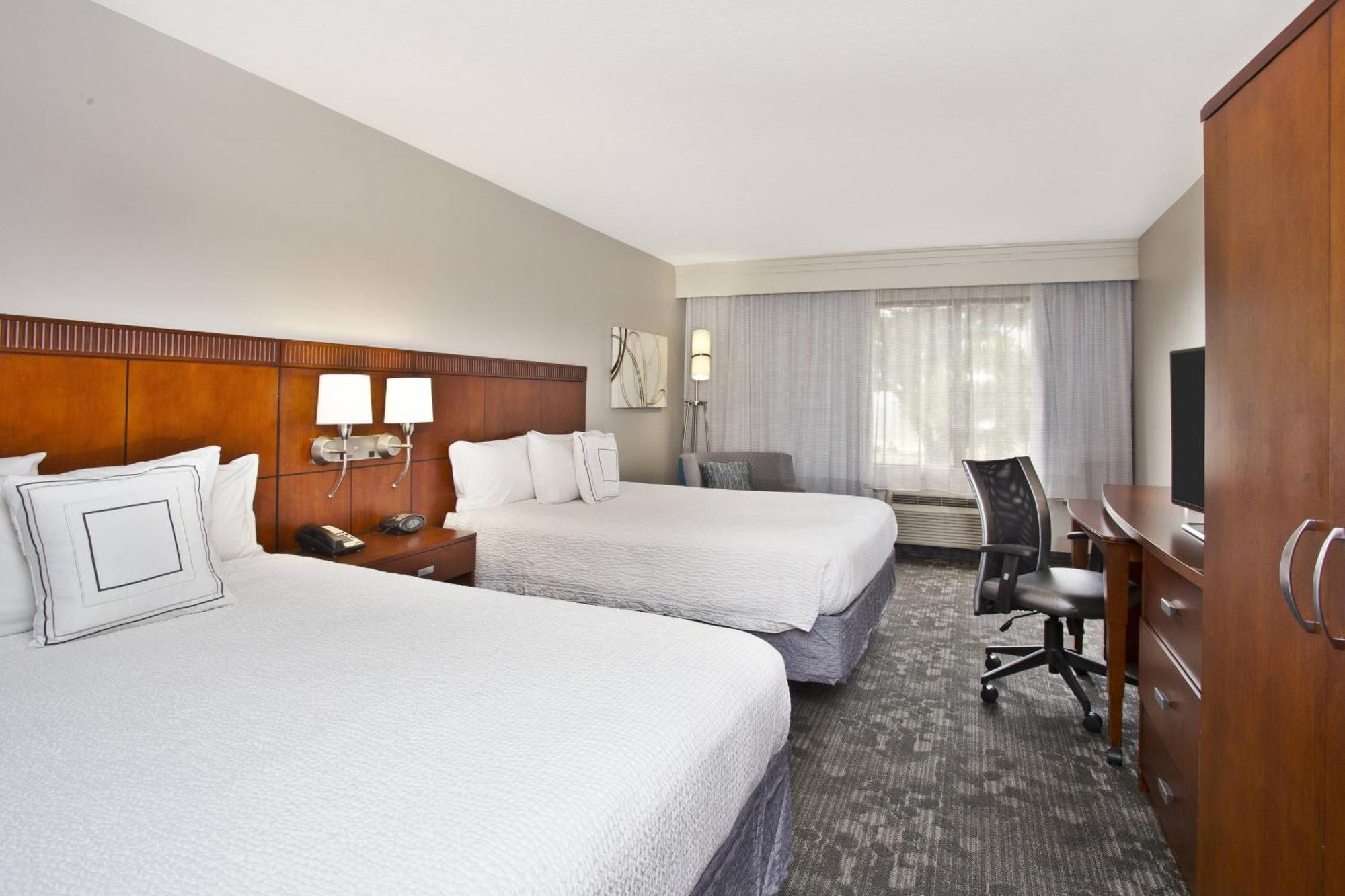 Courtyard By Marriott Gulfport Beachfront Exterior photo