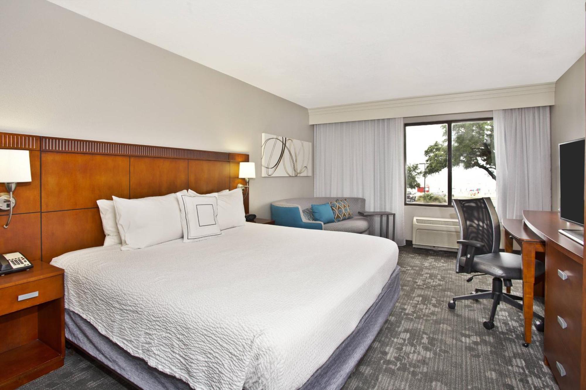 Courtyard By Marriott Gulfport Beachfront Exterior photo
